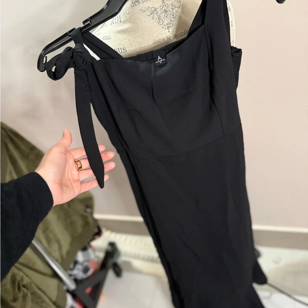 Chic Black Maxi Dress with Bow Detail - Picture 2 of 3